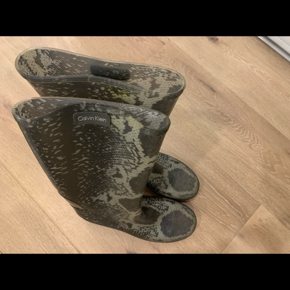 Calvin Klein snake print rain boots. (Basically brand new only worn once!)🖤 - Picture 2 of 2